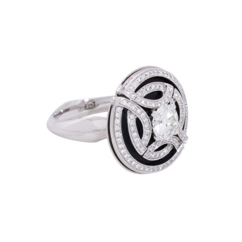 Ring with a central brilliant-cut diamond of 1.01 ct and a further 112 brilliant-cut diamonds totaling approx. 0.6 ct, 