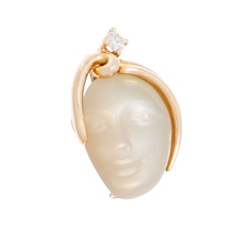 Brosche mit graviertem Mondstein 'Mondgesicht' und kleinem Brillant