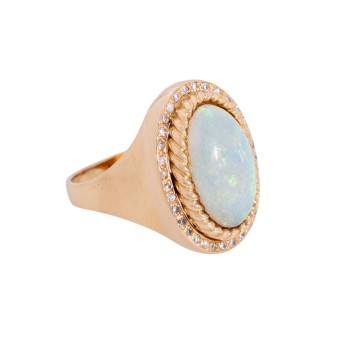Ring mit ovalem Opal-Cabochon, entouriert von Diamanten von zus. ca. 0,3 ct,