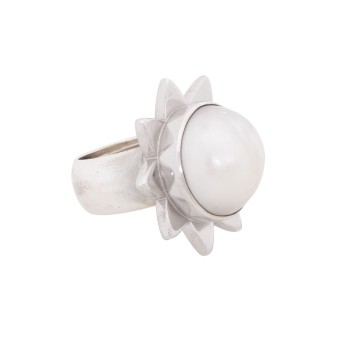 Cocktail ring with mabe pearl,
