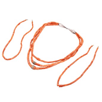 Coral necklace in 3 rows with silver fittings, 