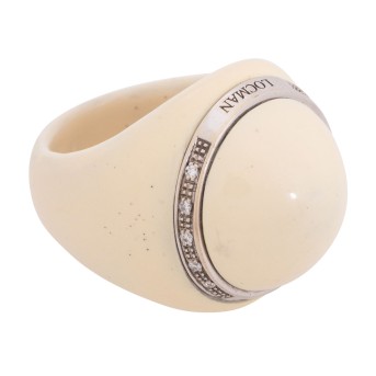 Ring made of cream-colored fine plastic 