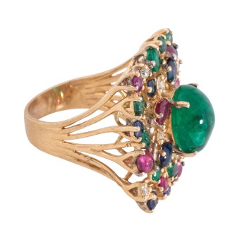 Ring mit Smaragd im Cabochonschliff,