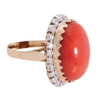 Ring mit Korallencabochon, ca. 21,2 x 16 mm,