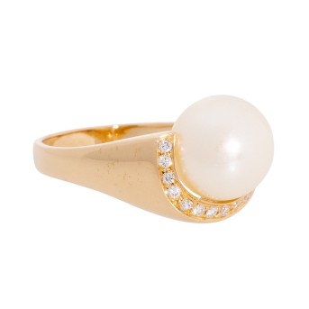 Ring with white, pear-shaped freshwater pearl,