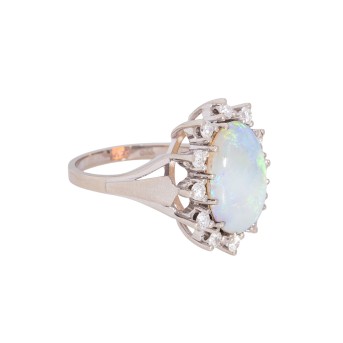 Ring mit ovalem Opal-Cabochon von ca. 4,28 ct umgeben von Brillanten von zus. ca. 0,66 ct,