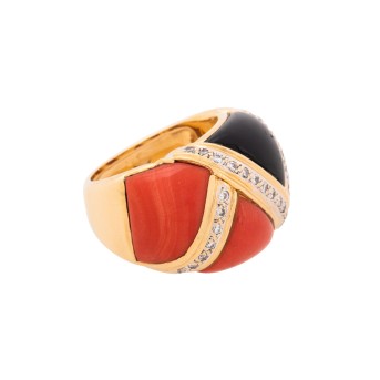 Ring mit Segmenten aus Koralle u. Onyx sowie Brillanten von zus. ca. 0,27 ct,