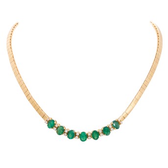 Collier mit 7 oval facettierten Smaragden,