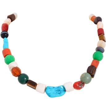 Halskette mit zahlreichen Schmucksteinen,