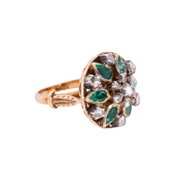 Ring mit Diamanten und grünen Steinen,