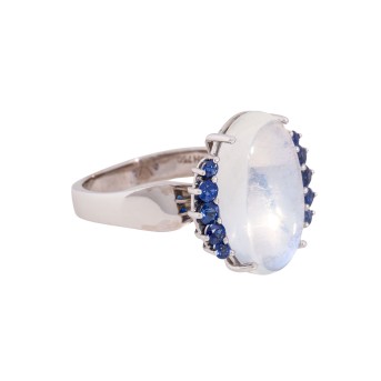 Ring with oval moonstone flanked by sapphires, 