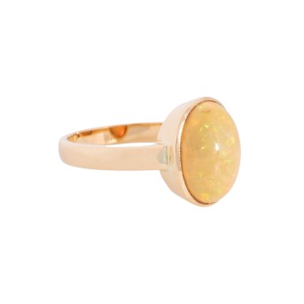 Ring mit ovalem Opal-Cabochon
