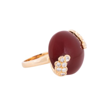 Ring with carnelian cabochon and small diamonds 