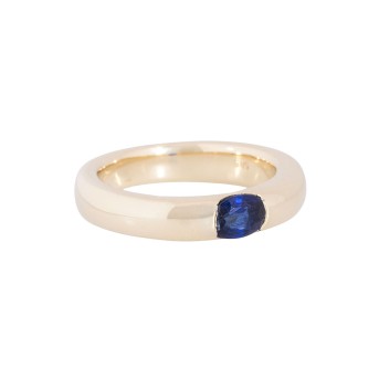 Band ring with sapphire,