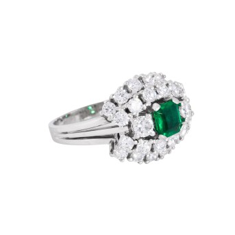 Ring mit Smaragd umgeben von Brillanten zus. ca. 1,5 ct,