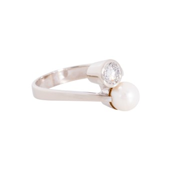 Ring with brilliant-cut diamond of 0.47 ct and cultured pearl 