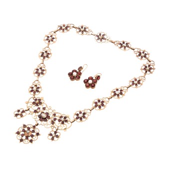 Konvolut Collier und Ohrhänger mit Granat und Perlen,