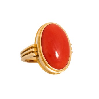 Ring mit Korallencabochon,