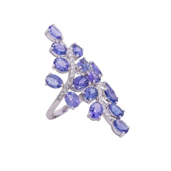 Ring with tanzanites and diamonds 