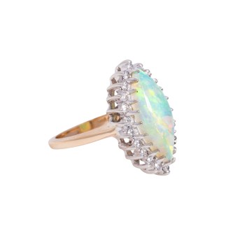 Ring mit navettef. Opalcabochon u. Brillanten von zus. ca. 0,5 ct,
