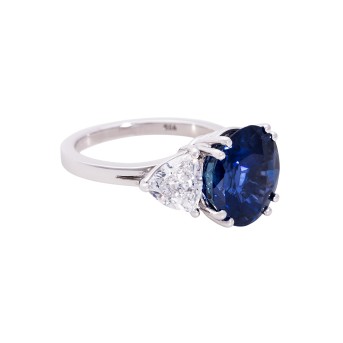 Ring mit feinstem Saphir flankiert von 2 Trilliant-Diamanten,