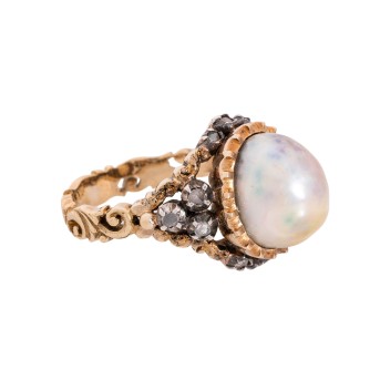 Ring with pearl and diamond roses 
