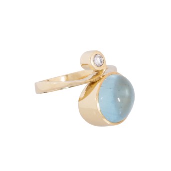 Ring with aquamarine cabochon 