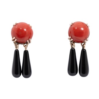 Ohrgehänge mit runden Korallen und Onyxpampeln,