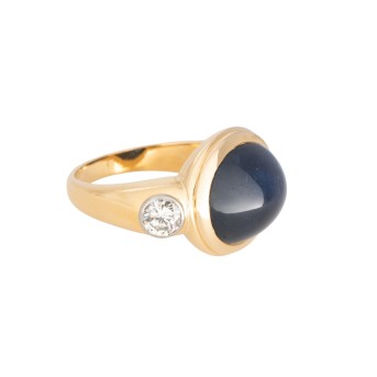 Ring with sapphire cabochon flanked by diamonds 