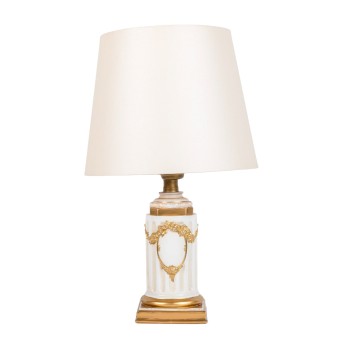 Tischleuchte im klassizistischen Stil.