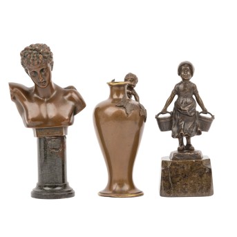 GRUPPE VON DREI BRONZEOBJEKTEN