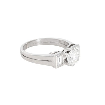 Ring mit Brillant ca. 1,1 ct flankiert von Baguette-Diamanten