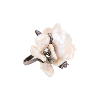 Flower ring with freshwater pearls and diamonds totaling approx. 0.5 ct, 