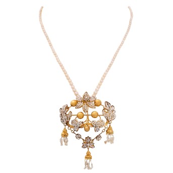 Perlenkette mit floralem Anhänger/Brosche mit Saatperlen,