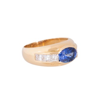 Ring with fine sapphire approx. 2 ct flanked by princess diamonds 