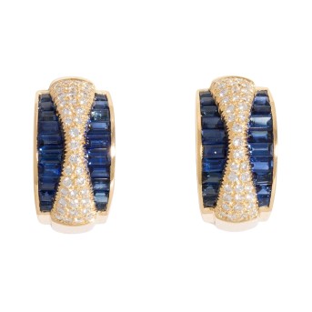 Paar Ohrchlipstecker mit 40 feinen Saphiren zus. 4,70 ct (grav.) und 74 Brillanten zus. 0,90 ct (grav.),