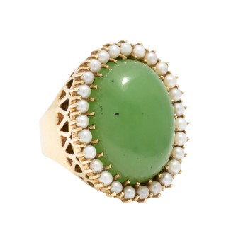 Ring mit ovalem Jade-Cabochen,