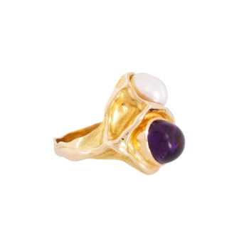 Ring with amethyst cabochon and pearl, 
