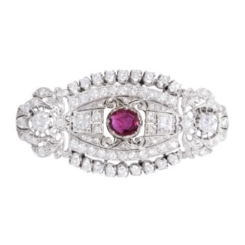 Brosche mit Rubin ca. 1,2  ct, 2 Brillanten