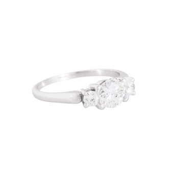 Ring mit Brillant von ca. 1,2 ct flankiert von 2 Brillanten