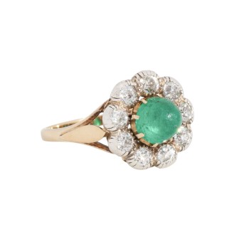 Ring mit Smaragdcabochon und 9 Altschliffdiamanten
