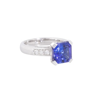 Ring with tanzanite, 3.61 ct and 26 brilliant-cut diamonds 