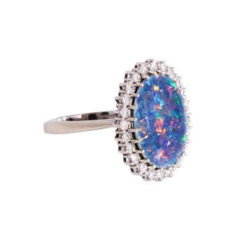 Ring mit Opaltriplette entouriert von 24 Brillanten