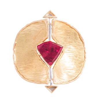 Designerbrosche mit feinem Rubelith in Dreiecksform,