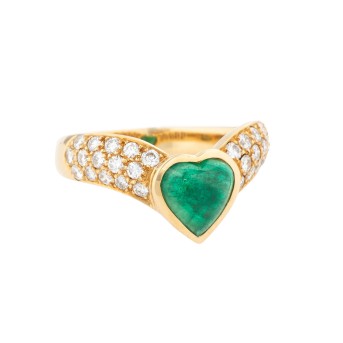 Ring mit Smaragdcabochon 'Herz', 30 Brillanten,