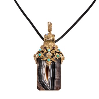 Anhänger mit facettiertem u. graviertem Sardonyx,