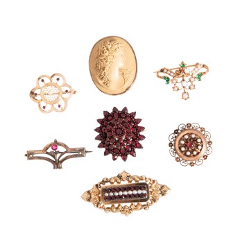 Schönes Antikkonvolut aus 7 feinen Broschen,