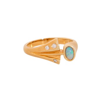 Ring mit ovalem Opalcabochon,