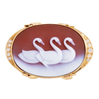 Brosche mit graviertem Lagenachat '3 Schwäne',