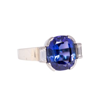 Ring with tanzanite and small diamonds 